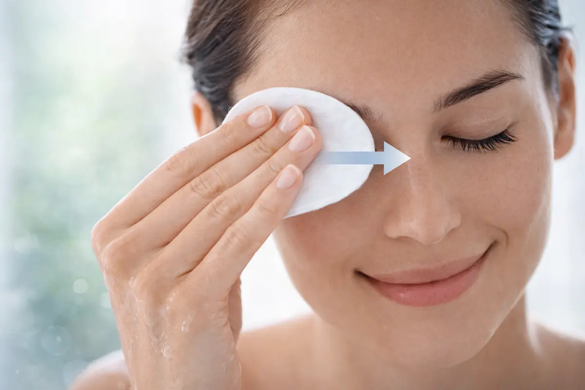 تکنیک استفاده صحیح برای کاهش علت کف کردن میسلار واتر روی پوست