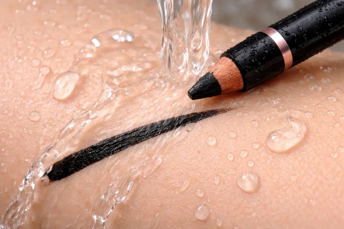 استفاده از مداد چشم ضد آب؛ بهترین راه حل برای جلوگیری از ریزش
